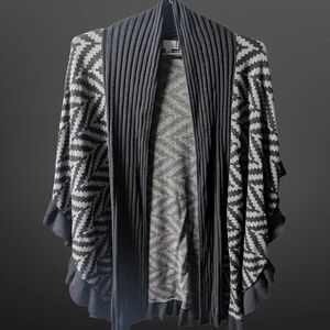 Women's Black and Gray Patterned Sweater